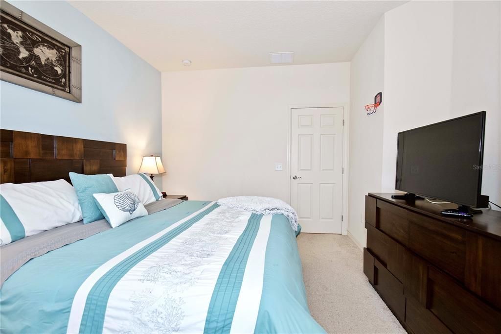 For Sale: $275,000 (3 beds, 2 baths, 1300 Square Feet)