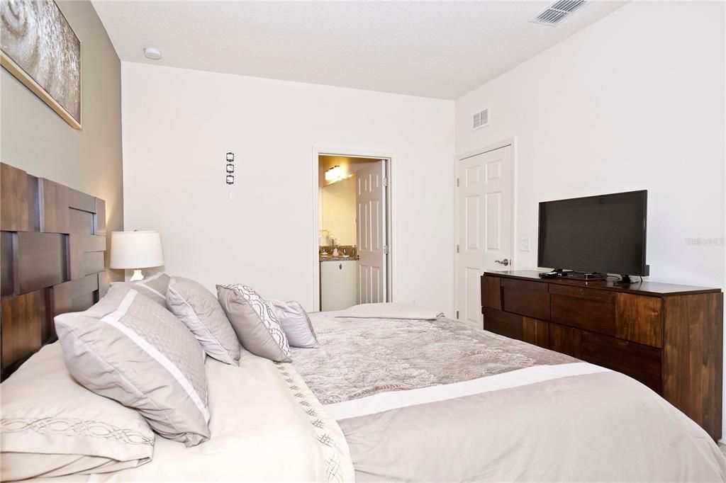 For Sale: $275,000 (3 beds, 2 baths, 1300 Square Feet)