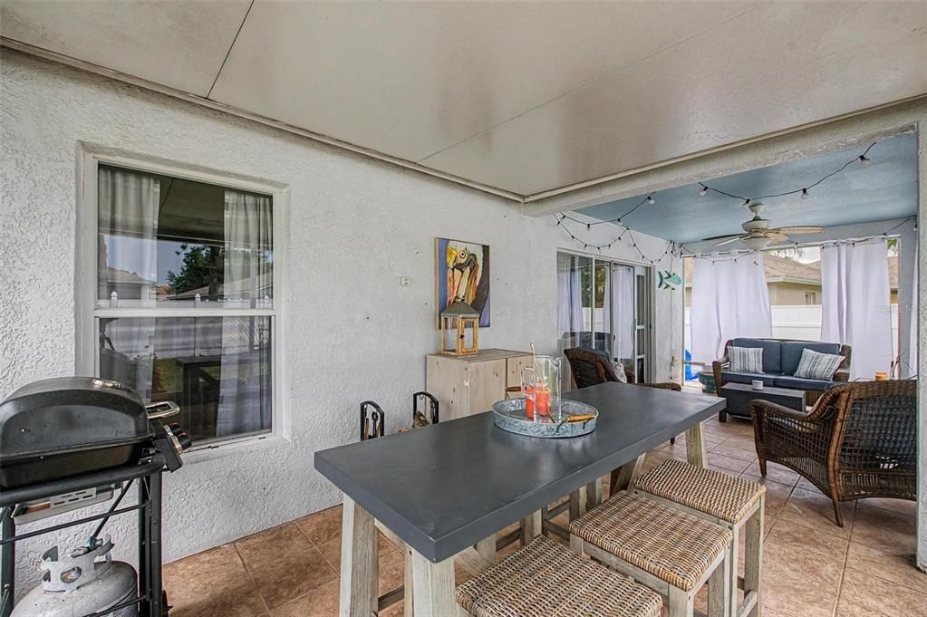 En Venta: $399,000 (4 camas, 2 baños, 1936 Pies cuadrados)