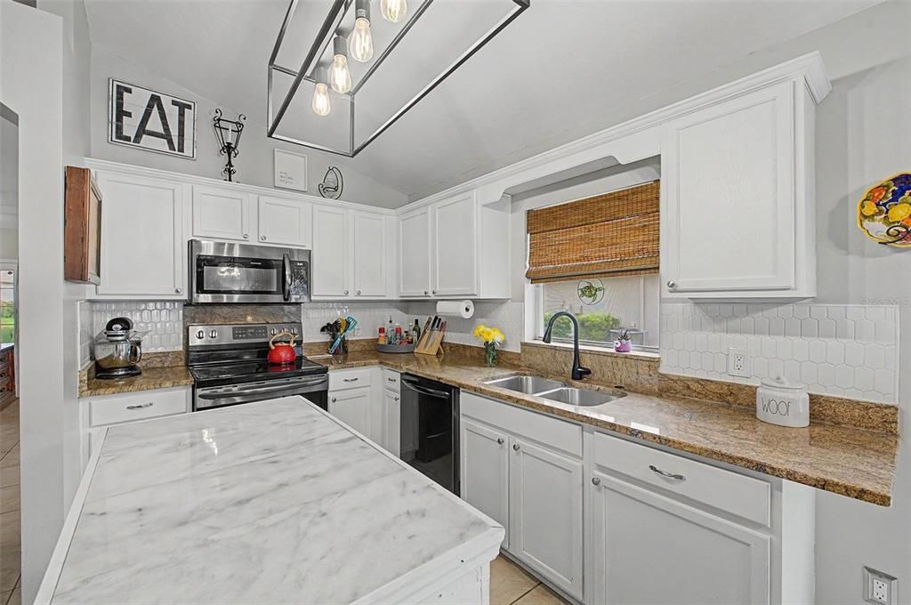 En Venta: $399,000 (4 camas, 2 baños, 1936 Pies cuadrados)