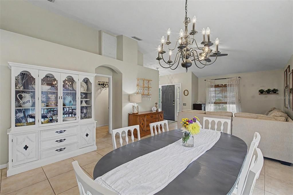 En Venta: $399,000 (4 camas, 2 baños, 1936 Pies cuadrados)