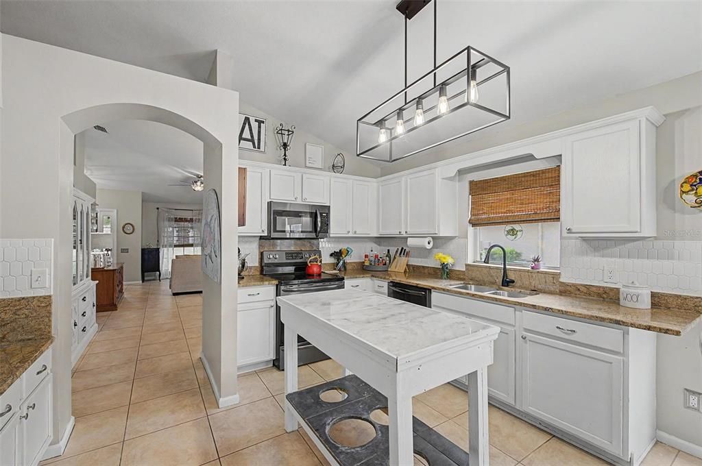 En Venta: $399,000 (4 camas, 2 baños, 1936 Pies cuadrados)