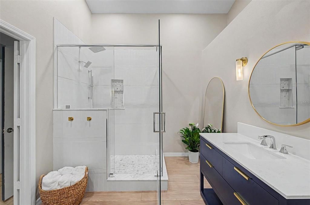 En Venta: $399,000 (4 camas, 2 baños, 1936 Pies cuadrados)
