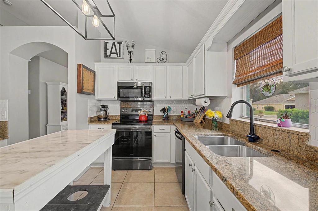 En Venta: $399,000 (4 camas, 2 baños, 1936 Pies cuadrados)