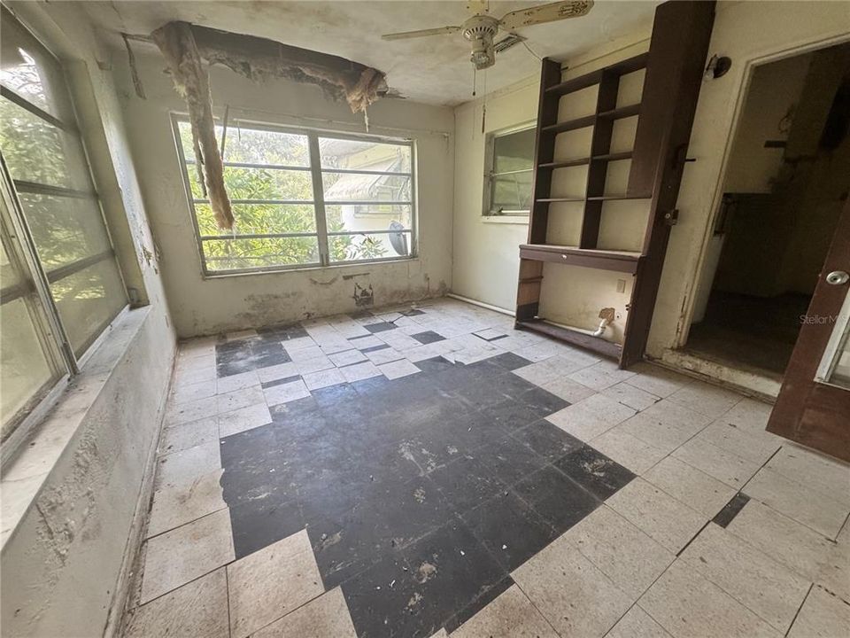На продажу: $140,000 (3 спален, 1 ванн, 1836 Квадратных фут)