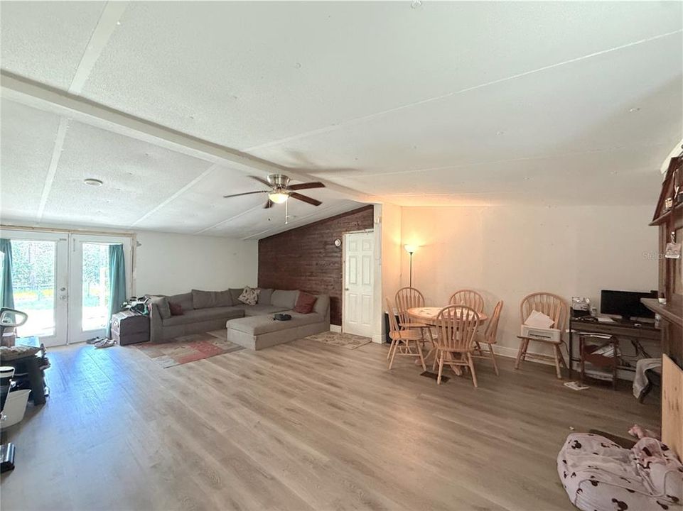 For Sale: $165,000 (3 beds, 2 baths, 1728 Square Feet)