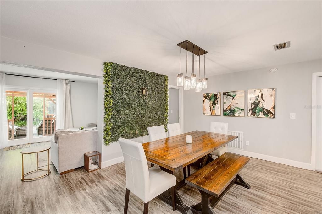 En Venta: $525,000 (4 camas, 2 baños, 1697 Pies cuadrados)