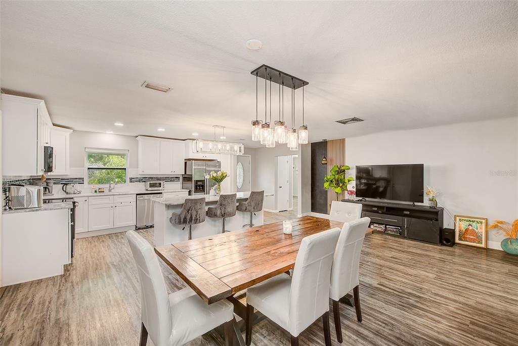 En Venta: $525,000 (4 camas, 2 baños, 1697 Pies cuadrados)