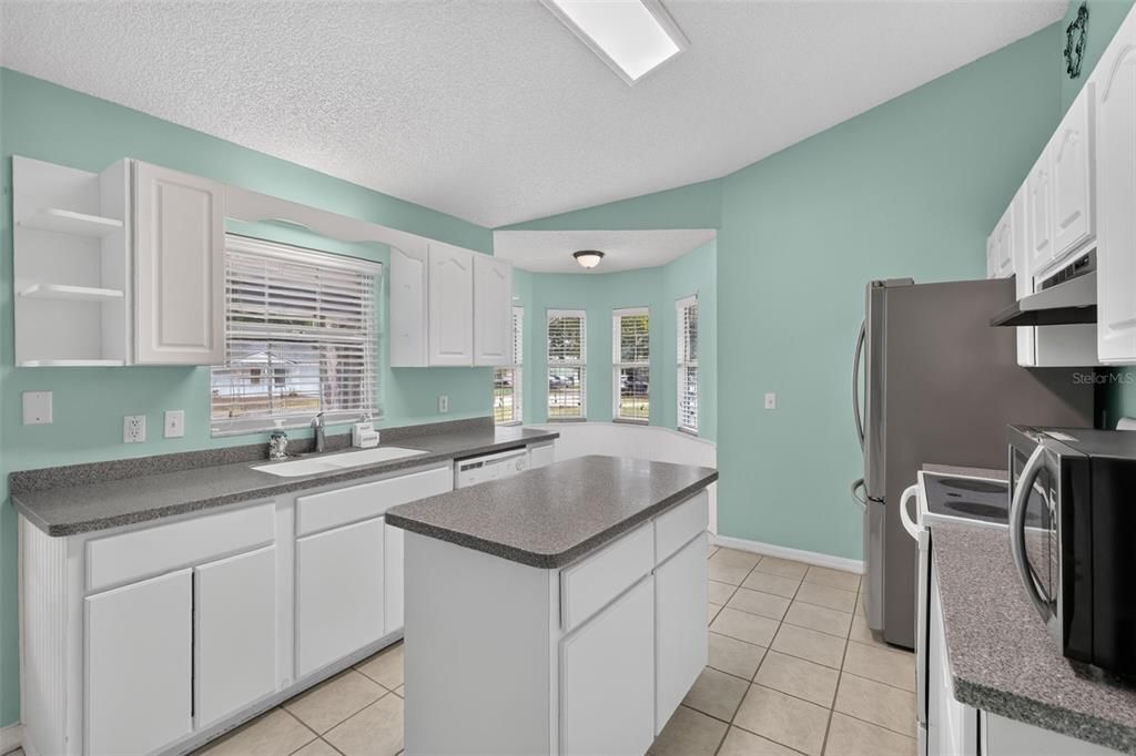 Active With Contract: $289,000 (3 beds, 2 baths, 1189 Square Feet)