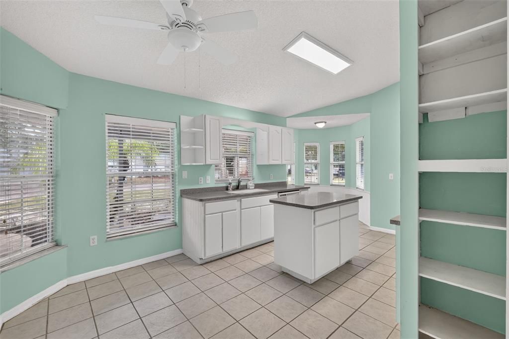 Active With Contract: $289,000 (3 beds, 2 baths, 1189 Square Feet)
