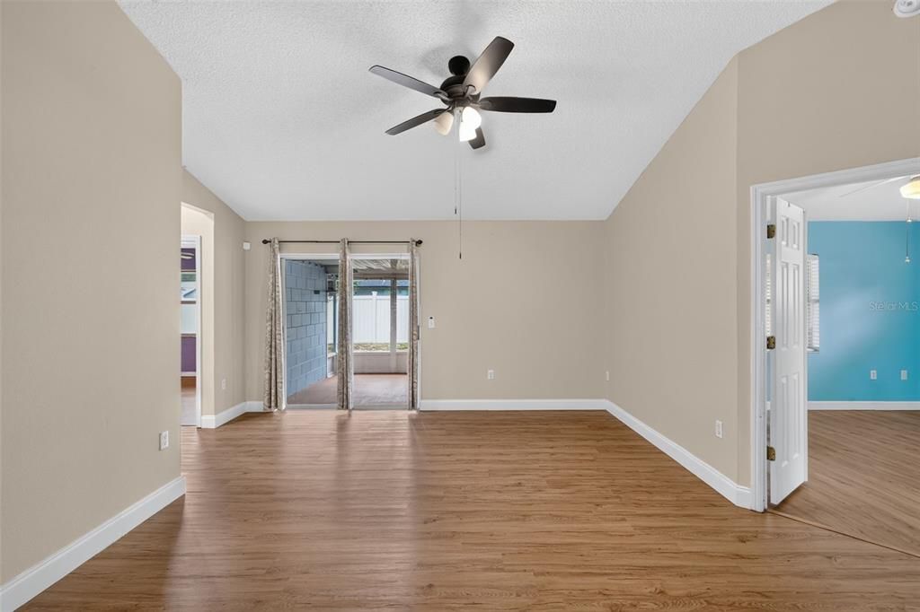 Active With Contract: $289,000 (3 beds, 2 baths, 1189 Square Feet)