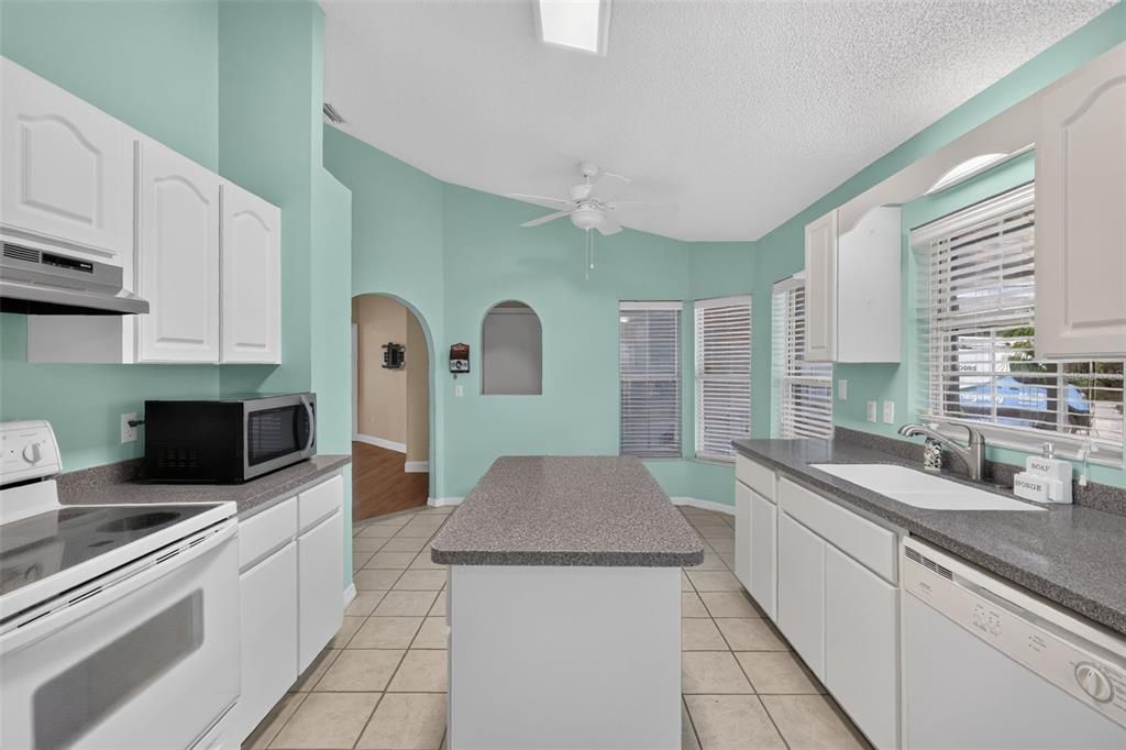 Active With Contract: $289,000 (3 beds, 2 baths, 1189 Square Feet)