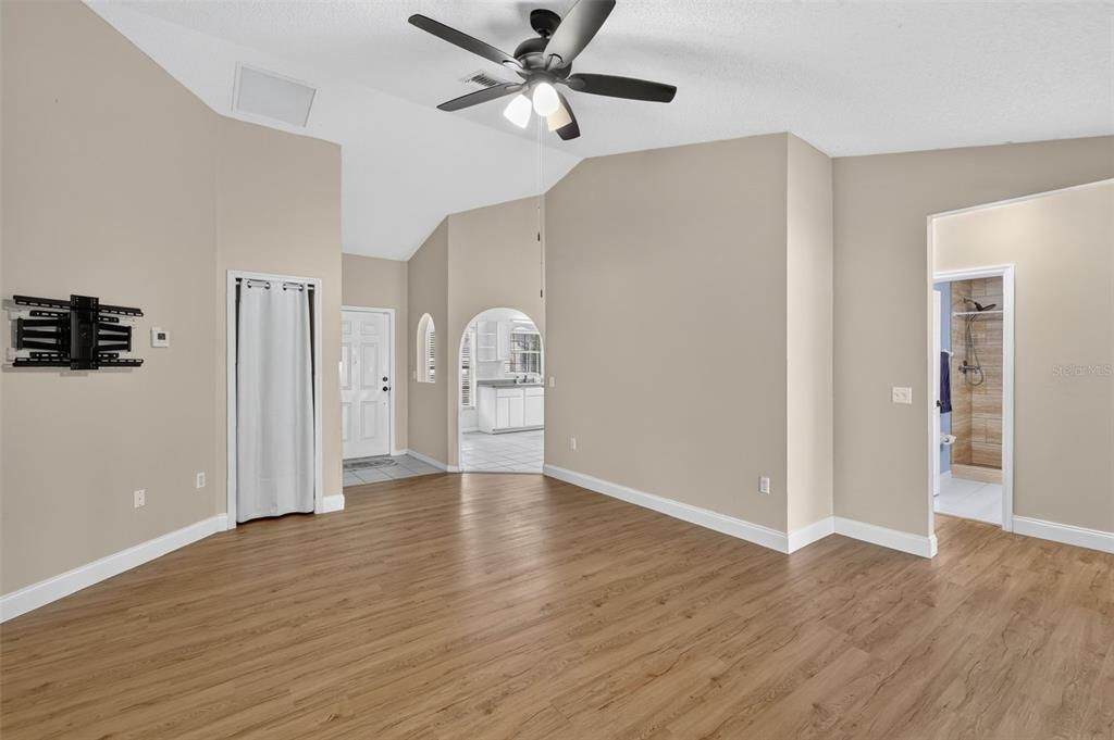 Active With Contract: $289,000 (3 beds, 2 baths, 1189 Square Feet)