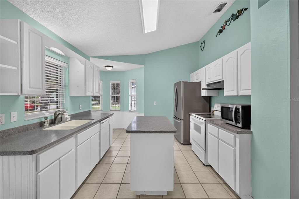 Active With Contract: $289,000 (3 beds, 2 baths, 1189 Square Feet)