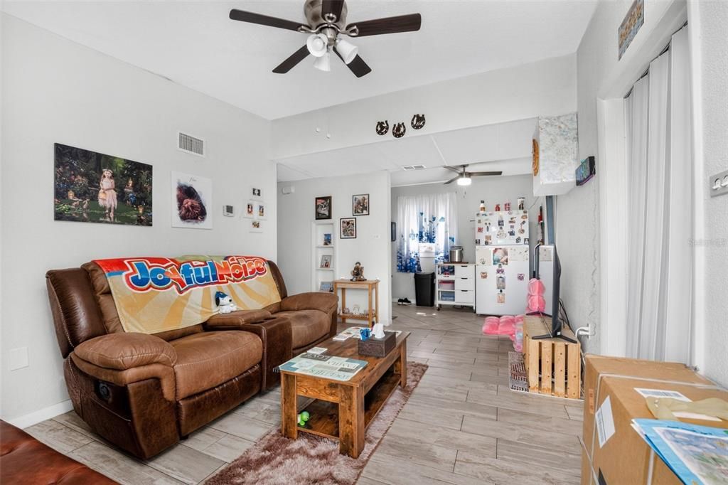 На продажу: $169,900 (2 спален, 1 ванн, 735 Квадратных фут)