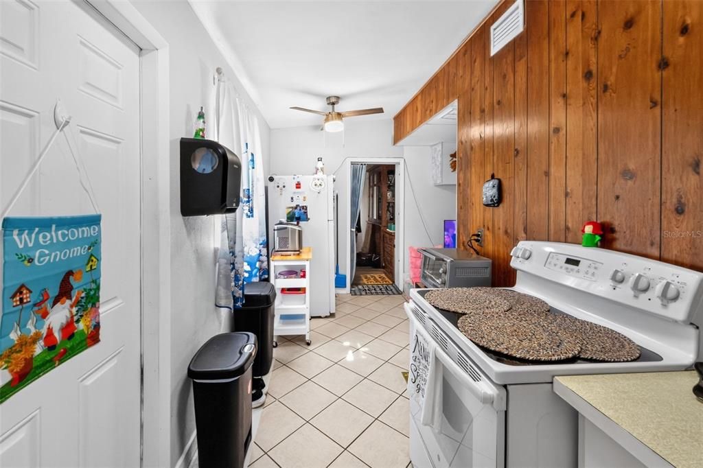 На продажу: $169,900 (2 спален, 1 ванн, 735 Квадратных фут)
