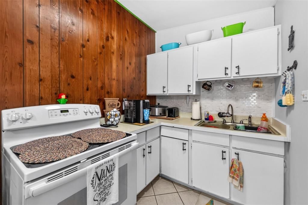 На продажу: $169,900 (2 спален, 1 ванн, 735 Квадратных фут)