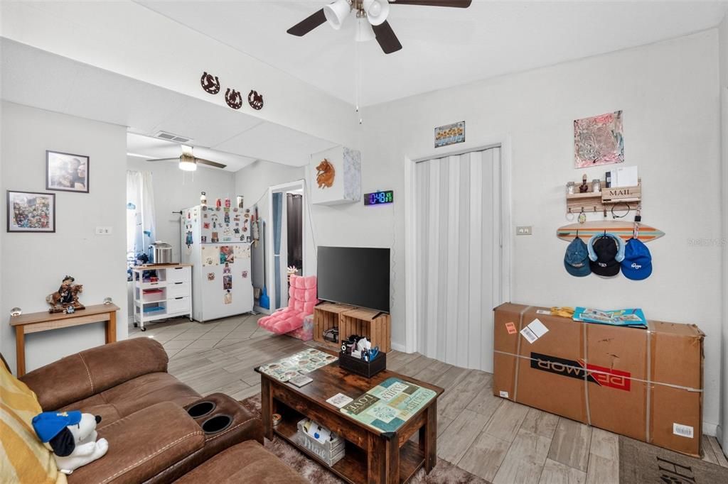 На продажу: $169,900 (2 спален, 1 ванн, 735 Квадратных фут)