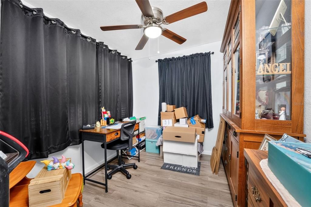На продажу: $169,900 (2 спален, 1 ванн, 735 Квадратных фут)