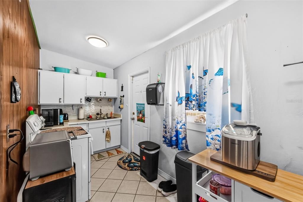 На продажу: $169,900 (2 спален, 1 ванн, 735 Квадратных фут)