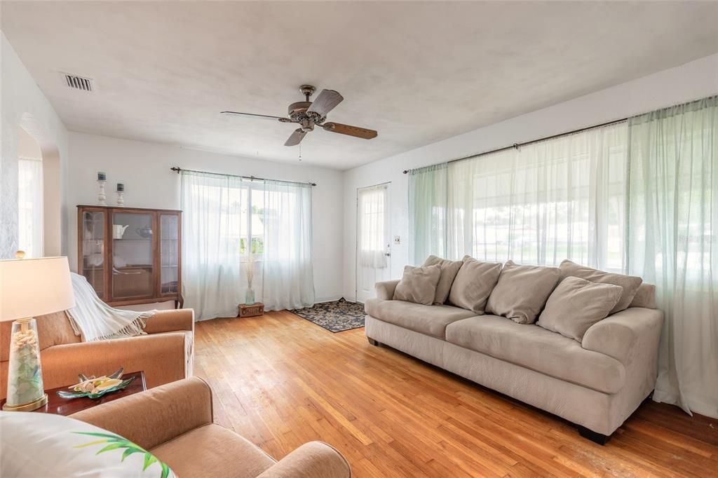 En Venta: $230,000 (2 camas, 1 baños, 891 Pies cuadrados)