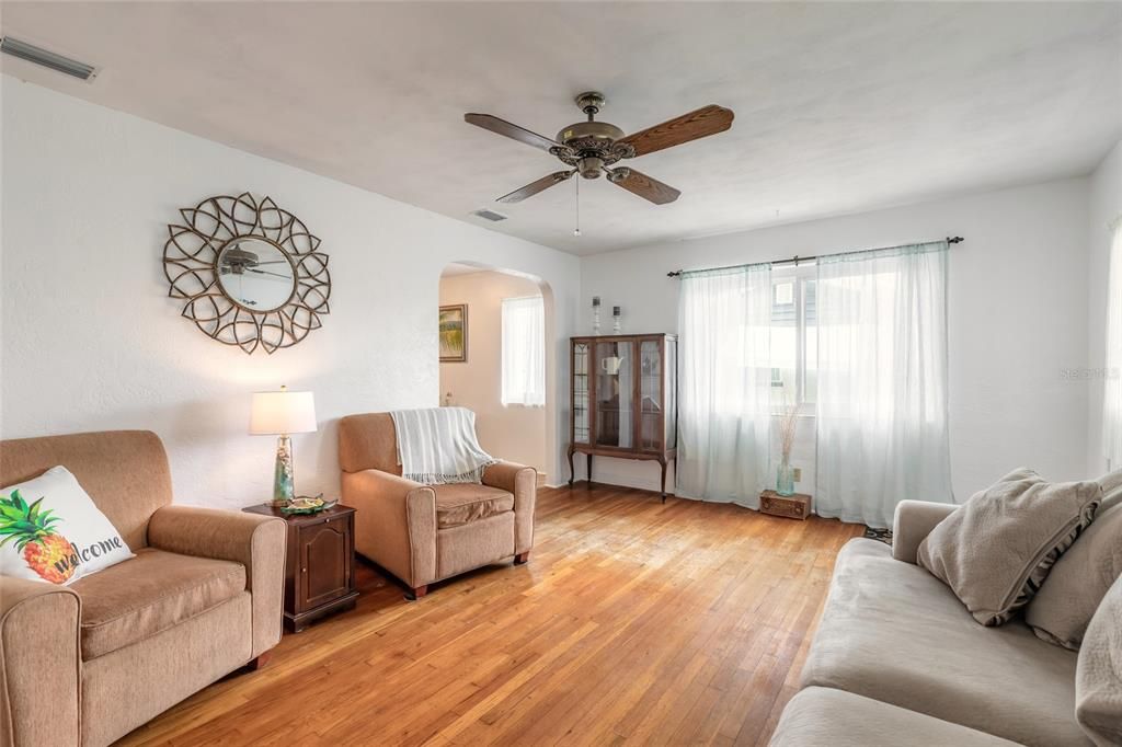 En Venta: $230,000 (2 camas, 1 baños, 891 Pies cuadrados)