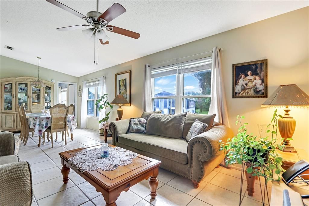 For Sale: $135,000 (2 beds, 2 baths, 912 Square Feet)