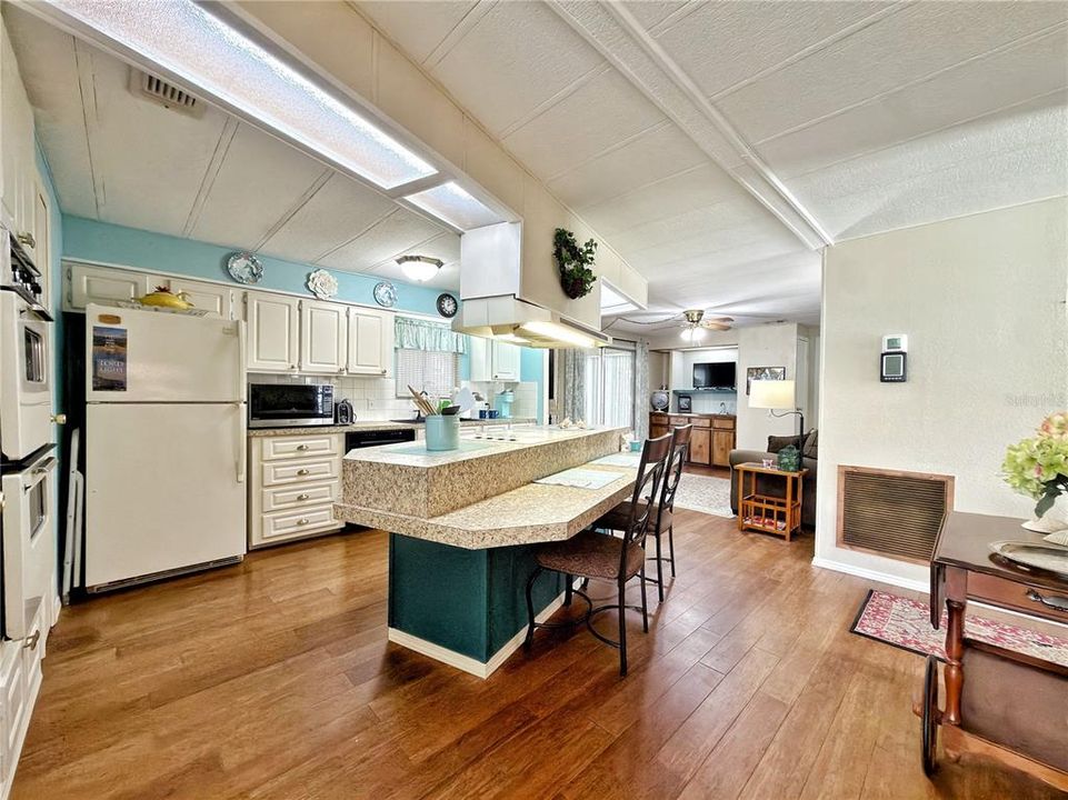 For Sale: $172,500 (2 beds, 2 baths, 1288 Square Feet)