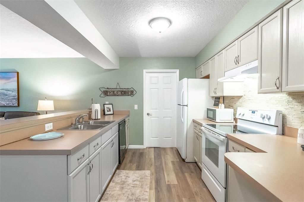 For Sale: $319,000 (2 beds, 2 baths, 999 Square Feet)
