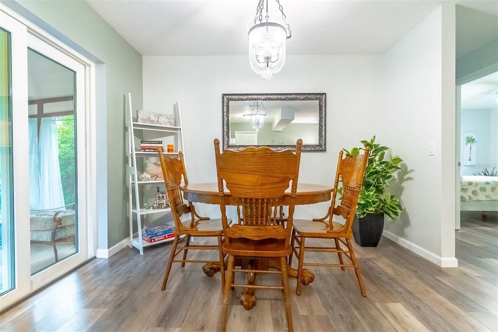 For Sale: $319,000 (2 beds, 2 baths, 999 Square Feet)