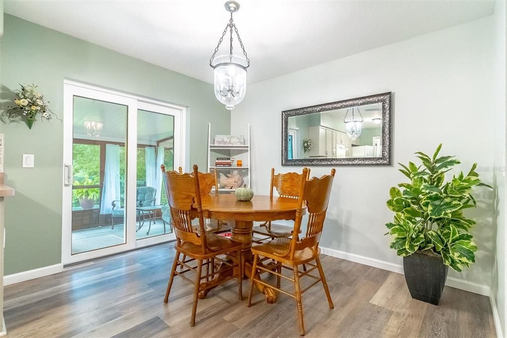 For Sale: $319,000 (2 beds, 2 baths, 999 Square Feet)
