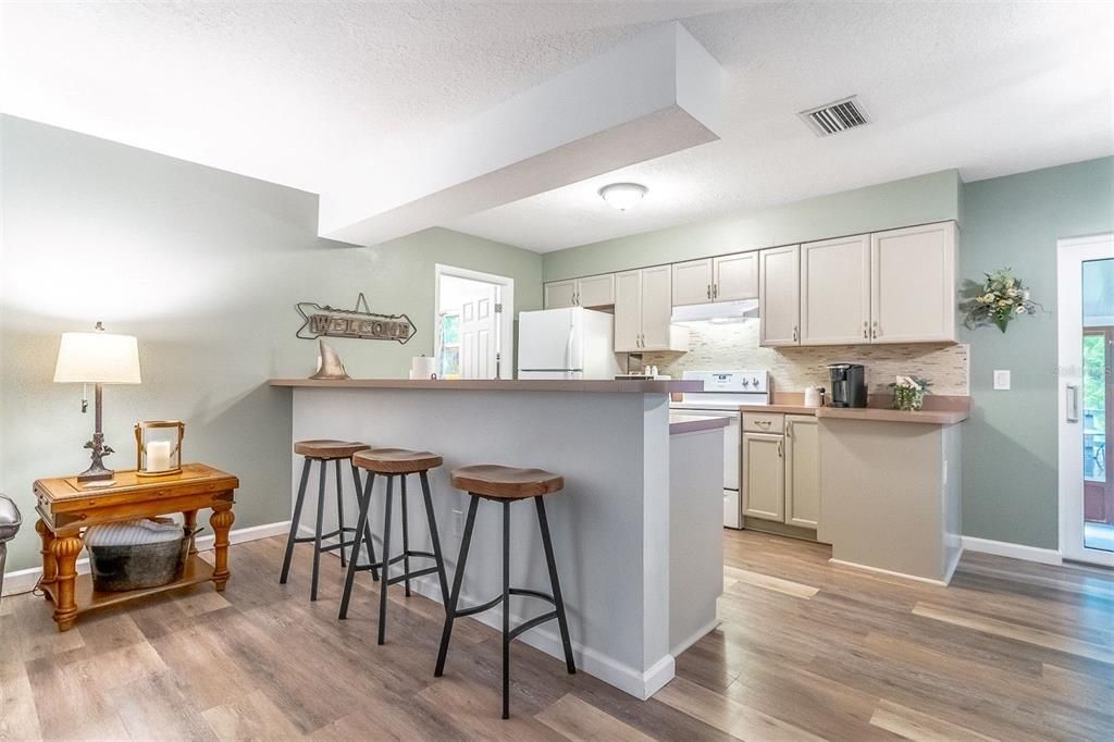 For Sale: $319,000 (2 beds, 2 baths, 999 Square Feet)