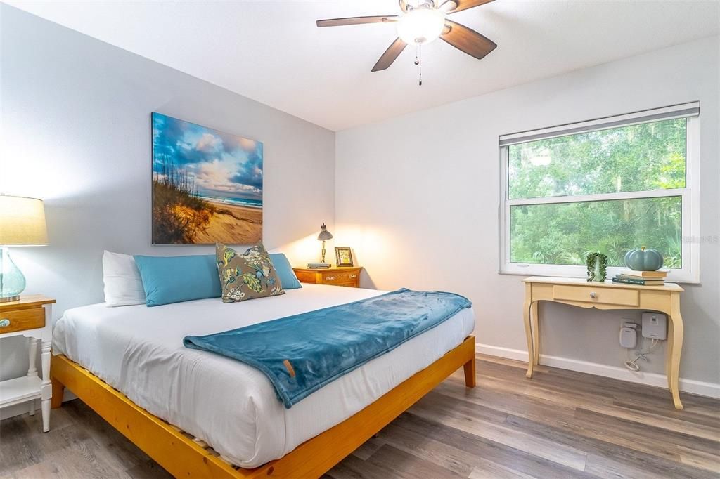 For Sale: $319,000 (2 beds, 2 baths, 999 Square Feet)