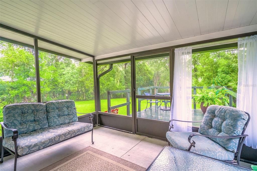 For Sale: $319,000 (2 beds, 2 baths, 999 Square Feet)