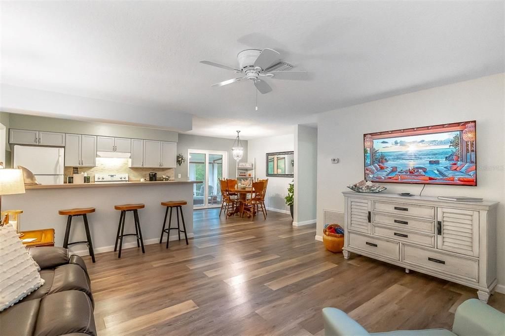 For Sale: $319,000 (2 beds, 2 baths, 999 Square Feet)
