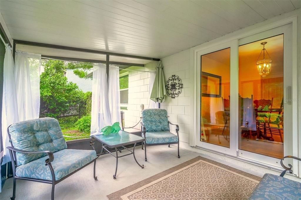 For Sale: $319,000 (2 beds, 2 baths, 999 Square Feet)