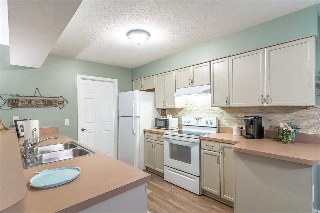 For Sale: $319,000 (2 beds, 2 baths, 999 Square Feet)