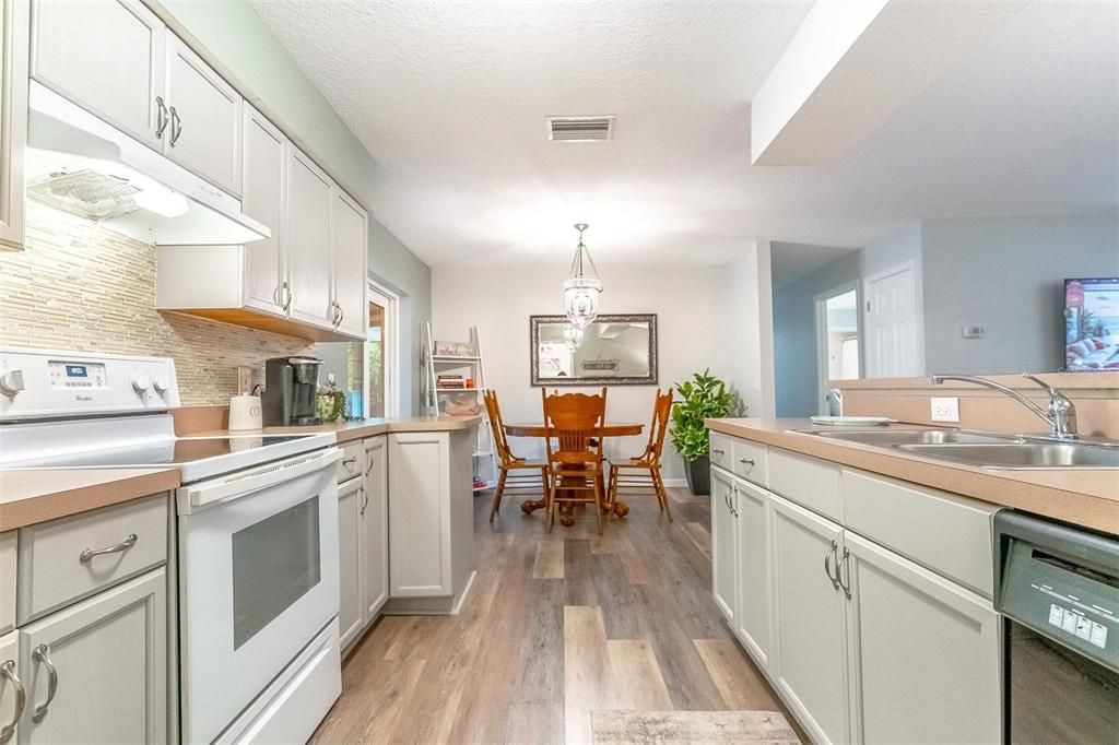 For Sale: $319,000 (2 beds, 2 baths, 999 Square Feet)