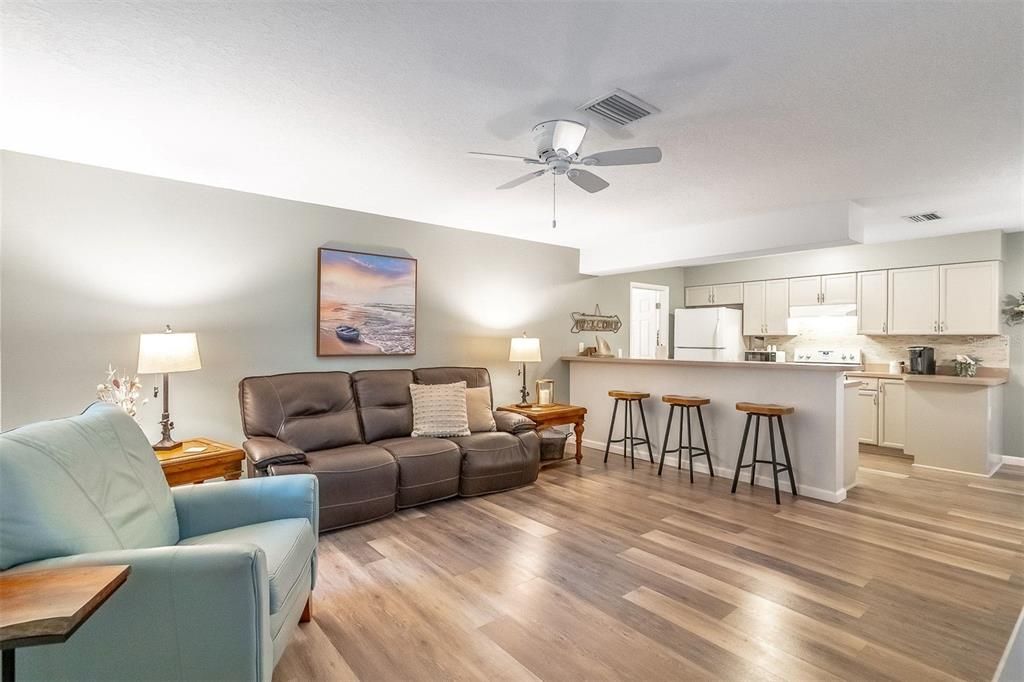 For Sale: $319,000 (2 beds, 2 baths, 999 Square Feet)
