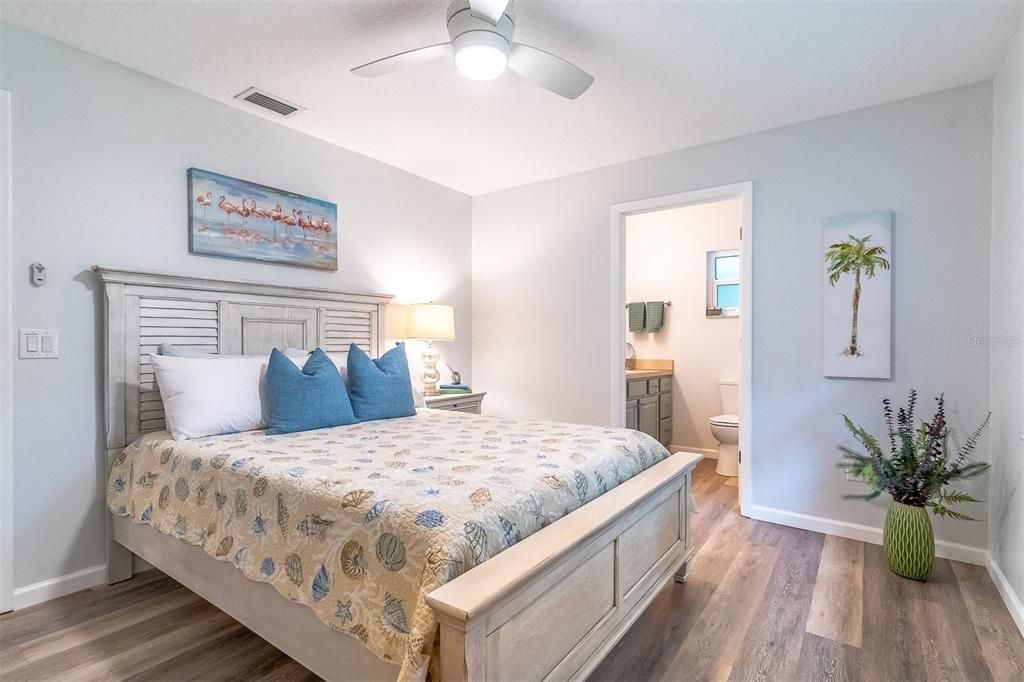 For Sale: $319,000 (2 beds, 2 baths, 999 Square Feet)