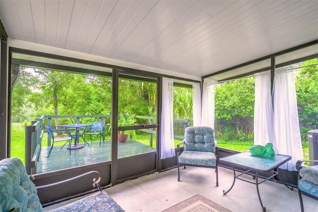 For Sale: $319,000 (2 beds, 2 baths, 999 Square Feet)