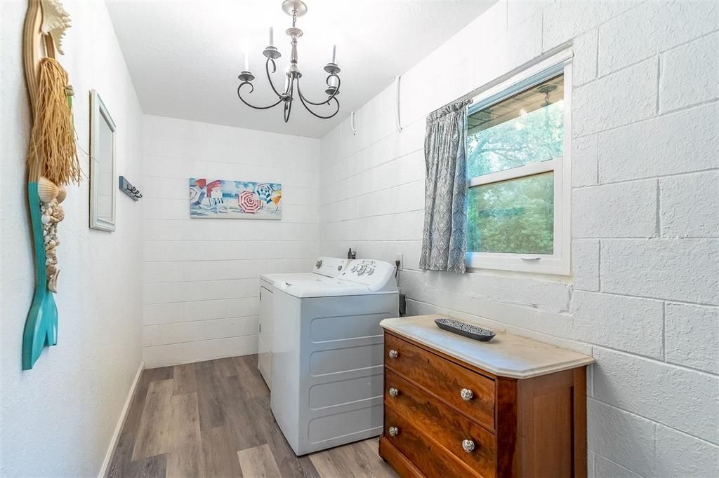 For Sale: $319,000 (2 beds, 2 baths, 999 Square Feet)