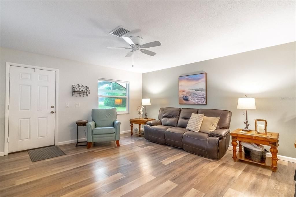 For Sale: $319,000 (2 beds, 2 baths, 999 Square Feet)
