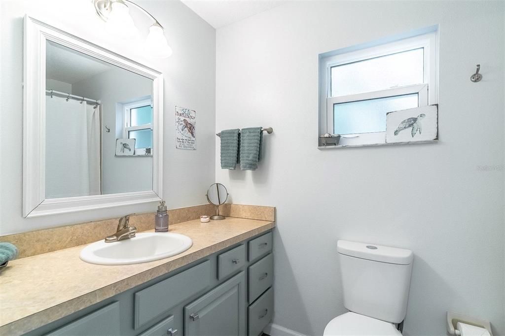 For Sale: $319,000 (2 beds, 2 baths, 999 Square Feet)