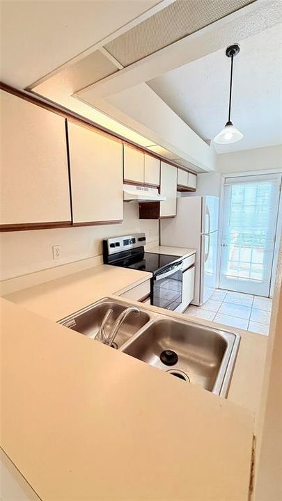 В аренду: $1,800 (2 спален, 2 ванн, 902 Квадратных фут)