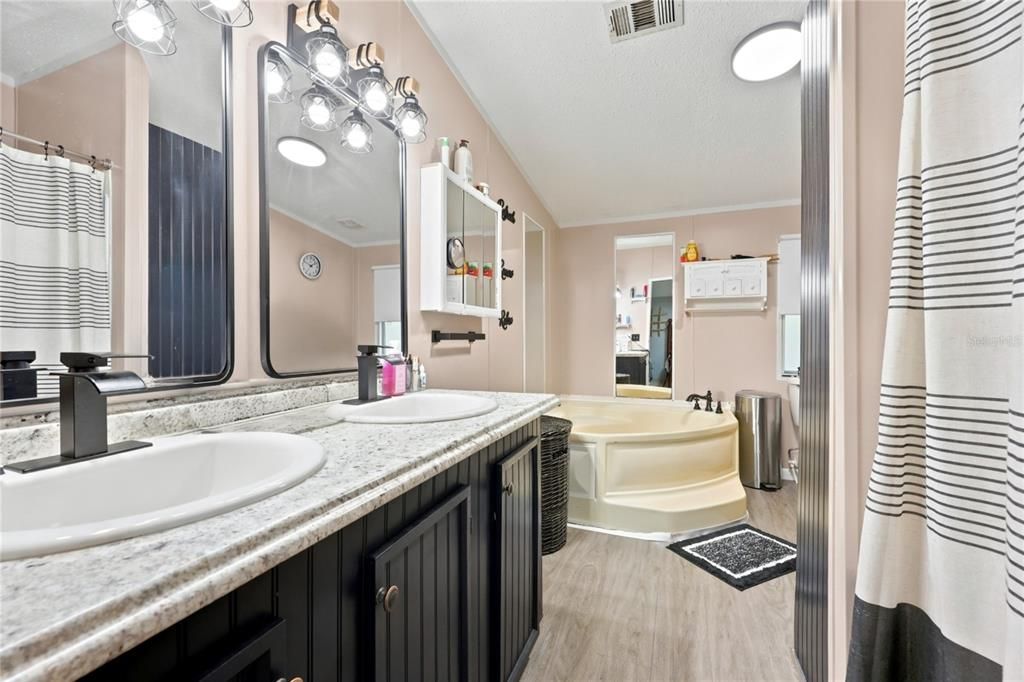 For Sale: $290,000 (3 beds, 2 baths, 1196 Square Feet)