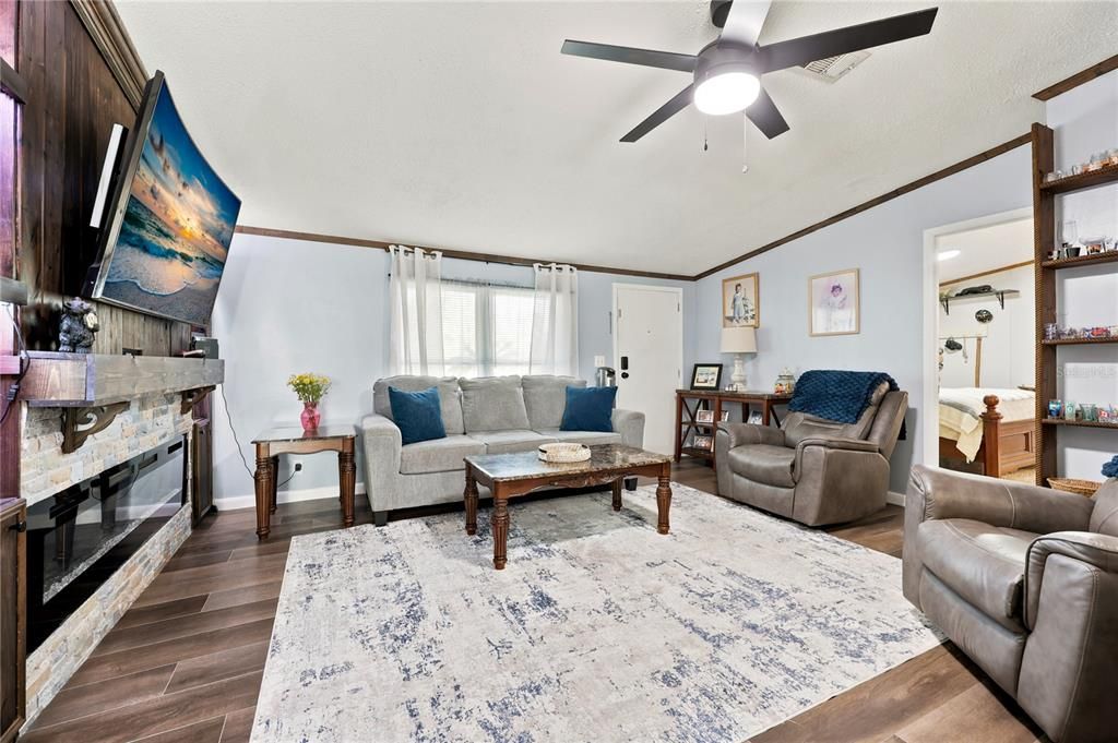 For Sale: $290,000 (3 beds, 2 baths, 1196 Square Feet)