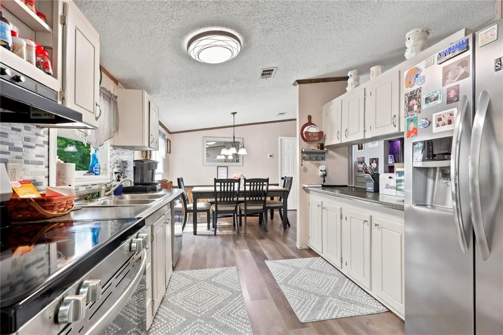 For Sale: $290,000 (3 beds, 2 baths, 1196 Square Feet)