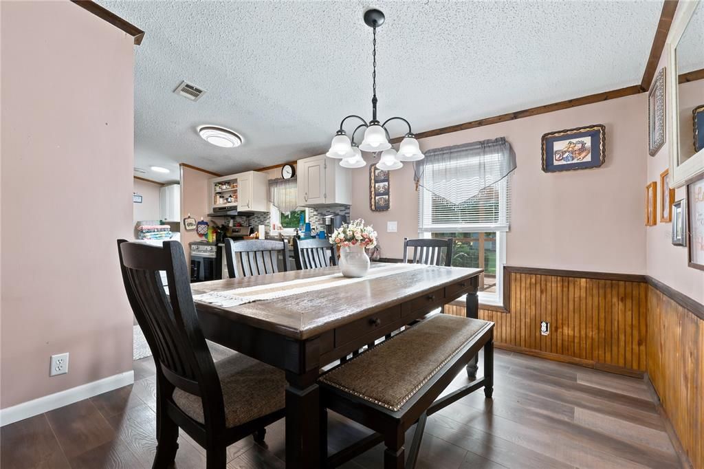 For Sale: $290,000 (3 beds, 2 baths, 1196 Square Feet)