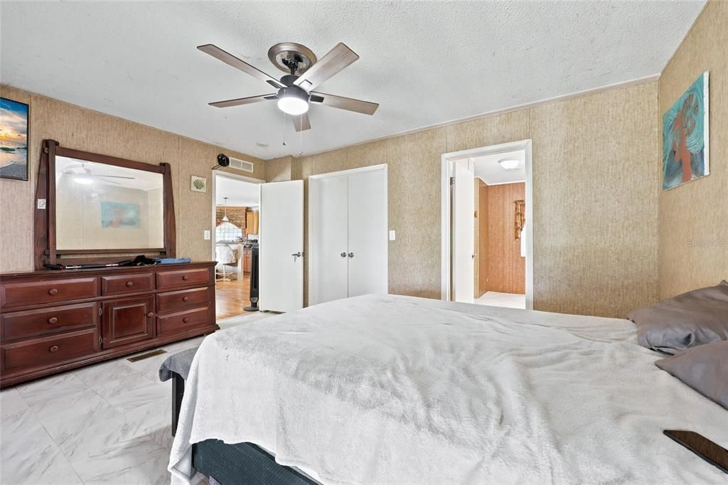 For Sale: $199,900 (3 beds, 2 baths, 1560 Square Feet)